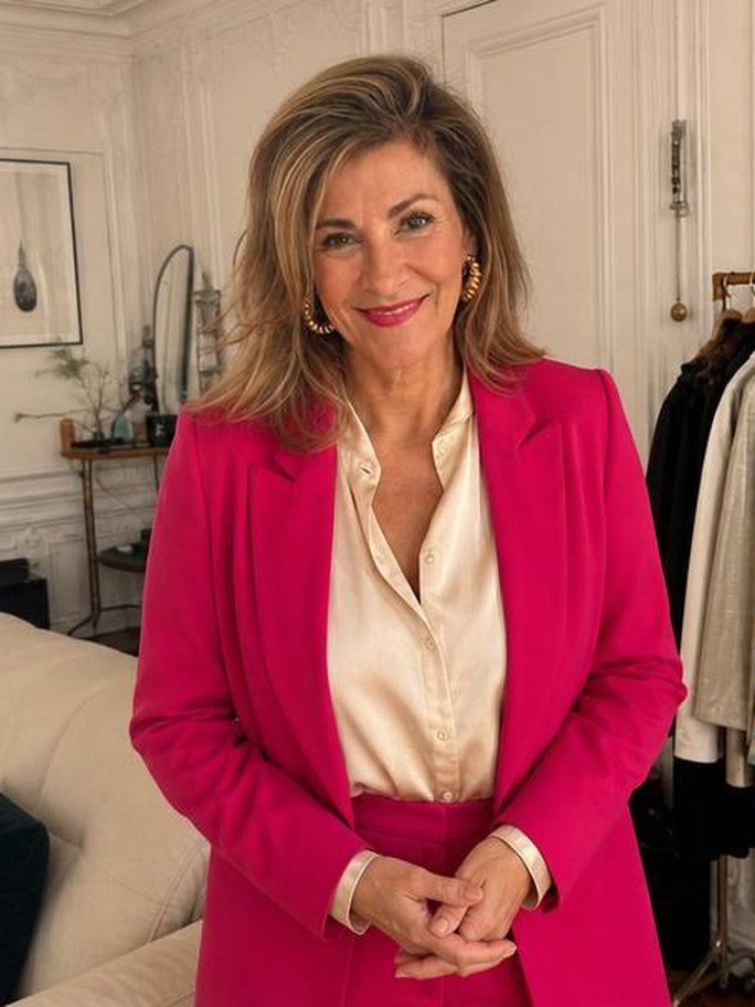 Sylvie, dans son salon, devant son portant de vêtements